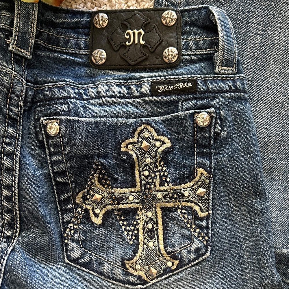 Miss Me⚜️Medium Blue Cropped Capri Jeans💙Cross Embellishment JP5490P Size 29 - Picture 4 of 14